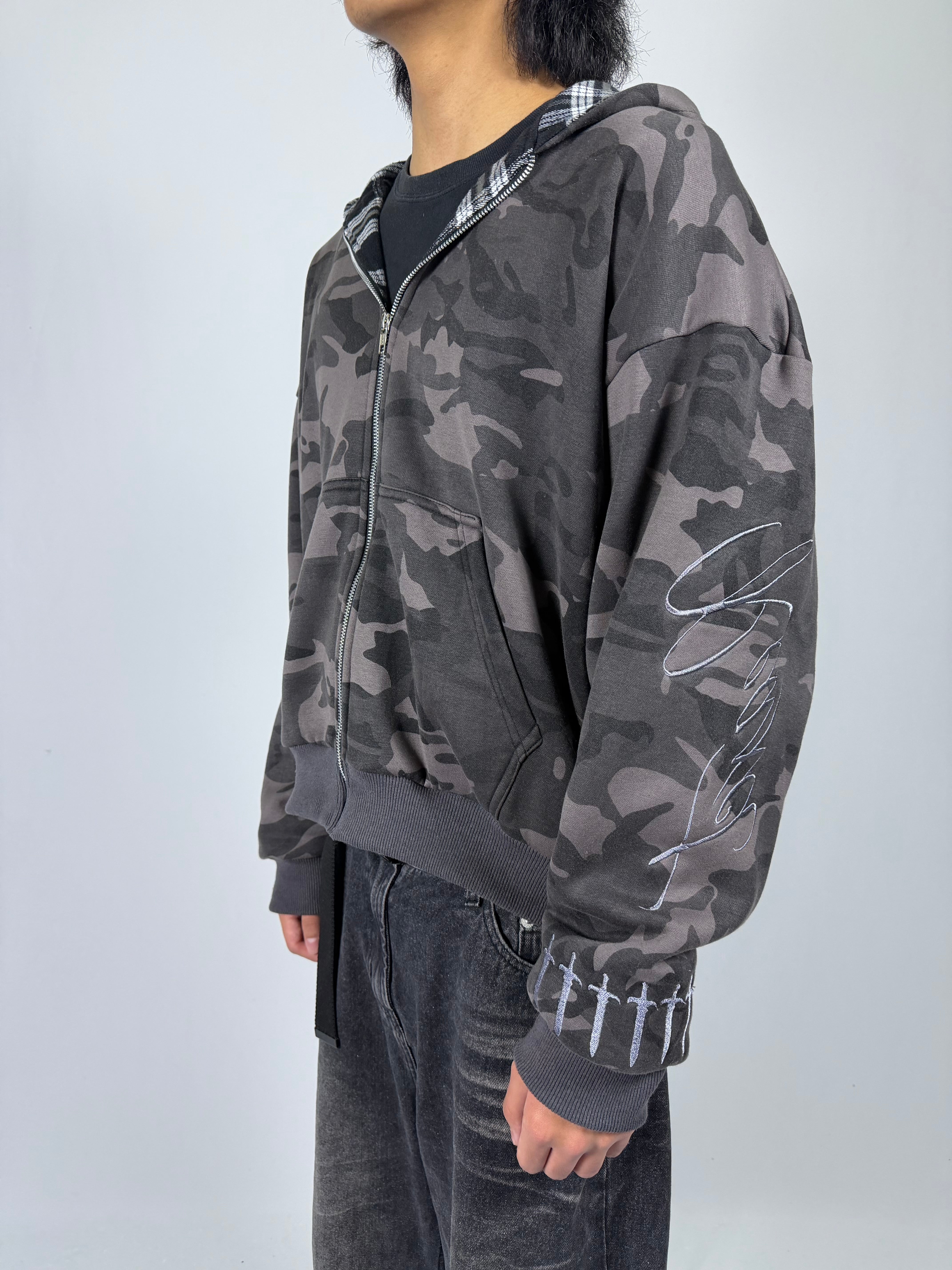REAXCT CURSIVE ZIP UP V.4 (BLACK) – Reaxctuni